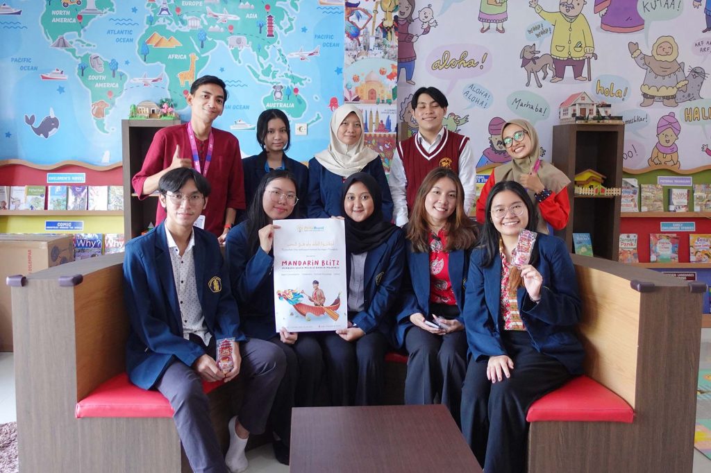 Brawijaya University's Chinese Literature Students with Muhammadiyah 4 Elementary School Library Staff