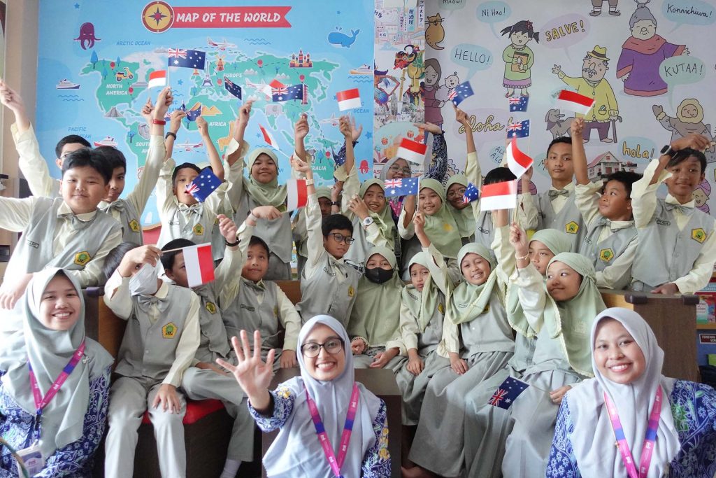 Cultural exchange between SD Muhammadiyah 4 Kota Malang in Indonesia and Trafalgar Primary School in Australia.