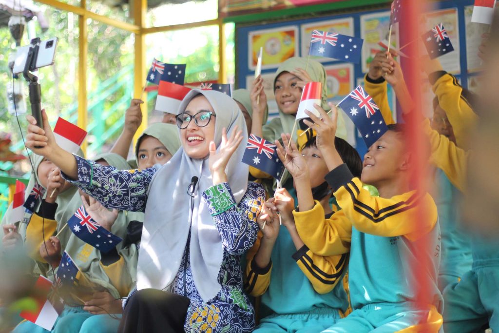 Miss Zakki opening the cultural exchange activity between SD Muhammadiyah 4 and Trafalgar Primary School in Australia.